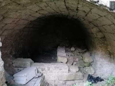 Non risulta per nulla agevole camminare, ma nonostante questo riusciamo a raggiungere gli antichi locali posti sotto la masseria, che presentano volte a botte e pareti in pietra viva